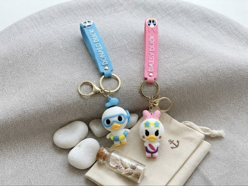 ميدالية دونالد داك وديزي داك – Donald & Daisy Duck Keychain 🏖️🐣